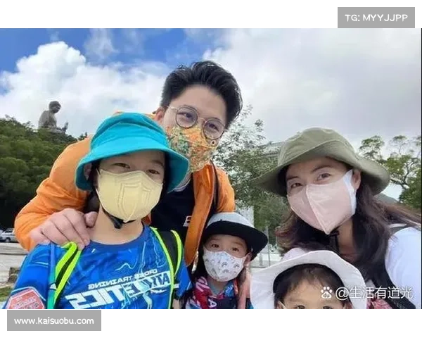 拉什福德分享与家人温馨合照展现亲情时刻 互动留言引发粉丝热议